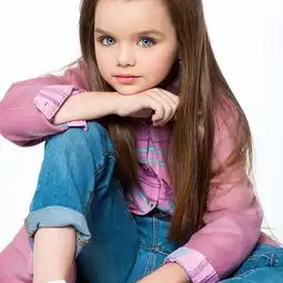 女孩酷似洋娃娃被誉为世界上最美女孩