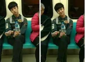 台湾地铁萌笑男生走红被女网友偷拍还大方报以微笑