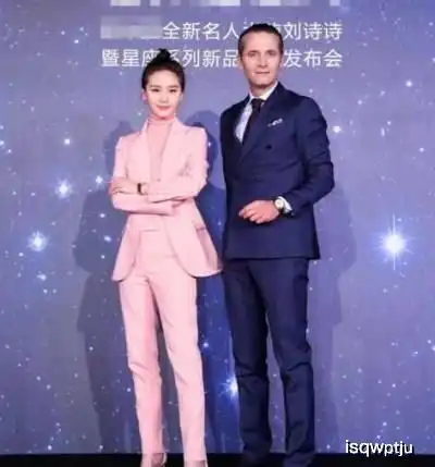 同样是30岁,同穿粉色套装,你觉得刘诗诗和刘亦菲谁更美