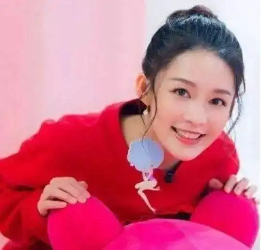 明星的奇葩耳饰,周冬雨戴钥匙,杨幂上香烟,看到陈嘉桦吓到了4