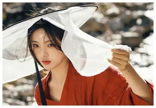 杨超越太有梗拍写真时成古风红衣侠女,转身就带沈腾手机壳上班