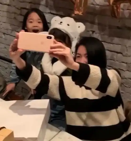 小s为女儿庆生,和三个女儿搞怪卖萌活力满满,母女依偎超幸福