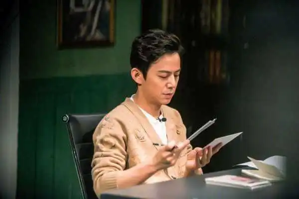 男生出门前在脸上涂什么会显得皮肤好