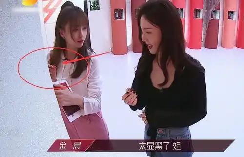 沈梦辰只涂显脸白的口红,谁注意她挑了半天的色号我没看错吧