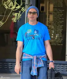 组图钢铁侠唐尼穿卡通tee变娘炮冲狗仔抛媚眼