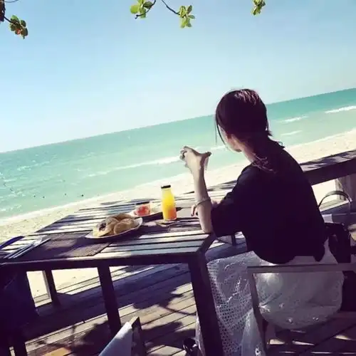 旅行不是为了沿途的风景,而是为了远方的姑娘