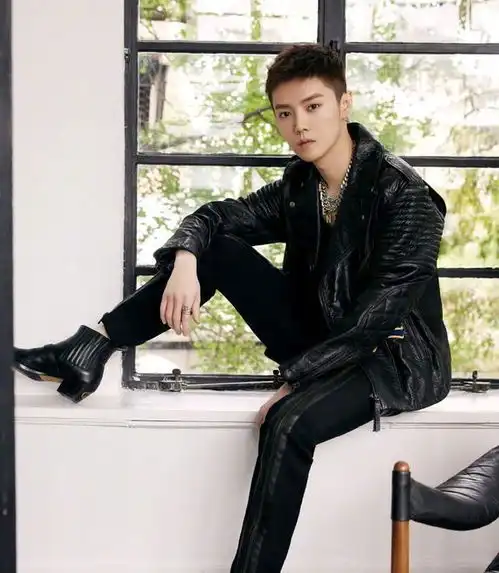 鹿晗开始走硬汉风了,短发皮衣时髦帅气,配条大金链真抢镜