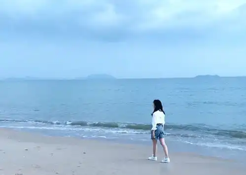 赵今麦晒海边背影,旁边伸出的胳膊明显是个男生,刚18岁就这样