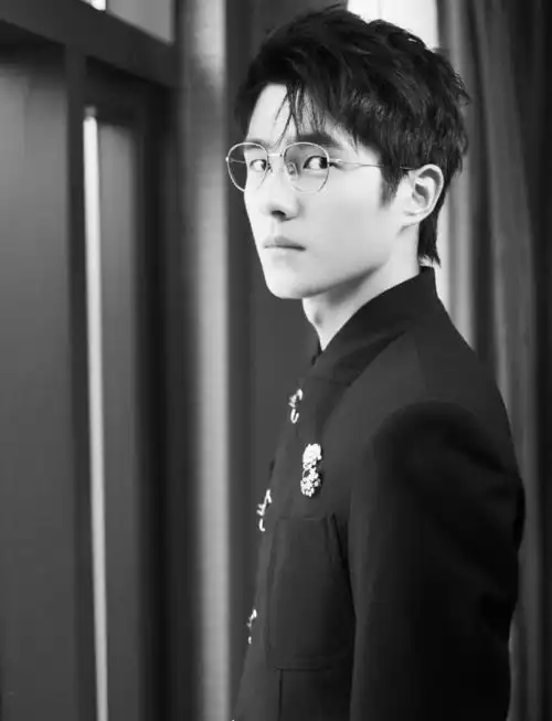 刘昊然敲车窗侧颜金丝眼镜刘源氛围感拉满了