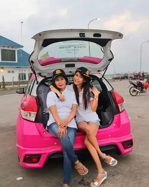 年轻的美女护士也爱玩改装车,粉红色的丰田致炫不止有少女心