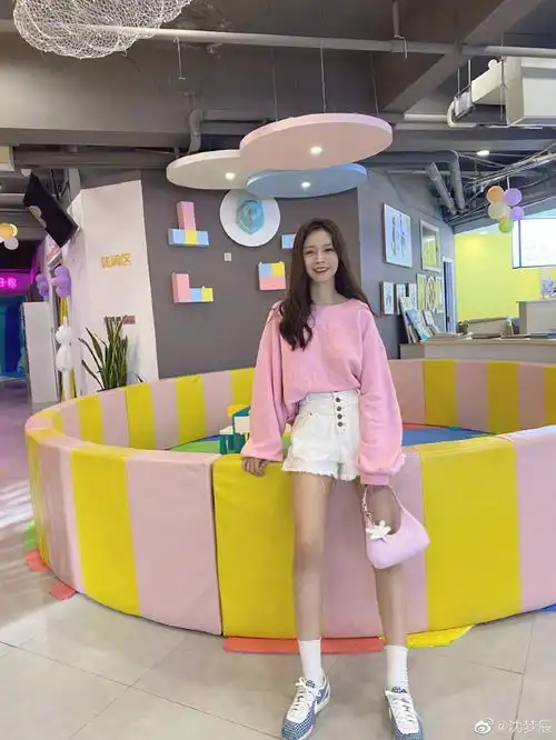 沈梦辰分享粉色系look美照穿卫衣搭短裤眼神温柔淑女