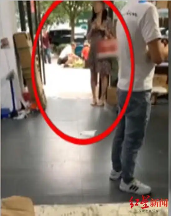 抑郁系头像女快递小哥
