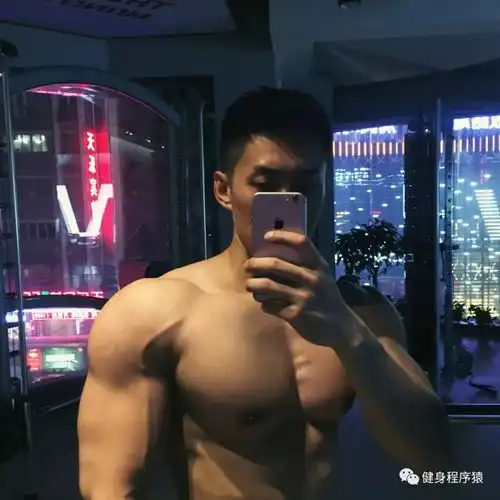 差点裸上身的肌肉帅哥为你做甜点,简直太诱人