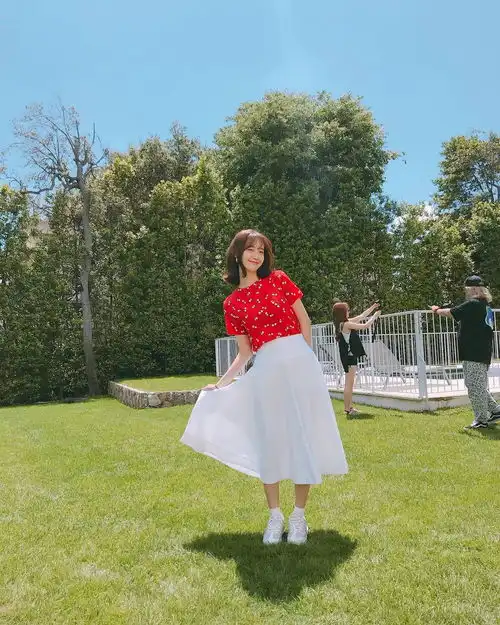 号称韩国女神idol的林允儿少女感还能保持多久也许单靠超高衣品就能保质期无限吧