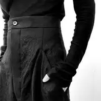 半身西装男头黑色,喜欢纯黑头像的可以下载