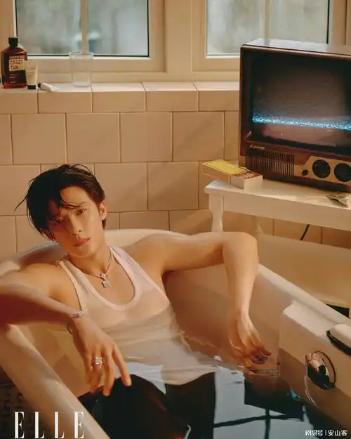 男明星无袖背心,归国三子白背心王一博杨洋花背心檀健次浴缸诱惑