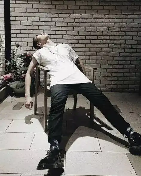 6种不露脸拍照耍酷姿势,帅气的小哥哥小姐姐们get起来