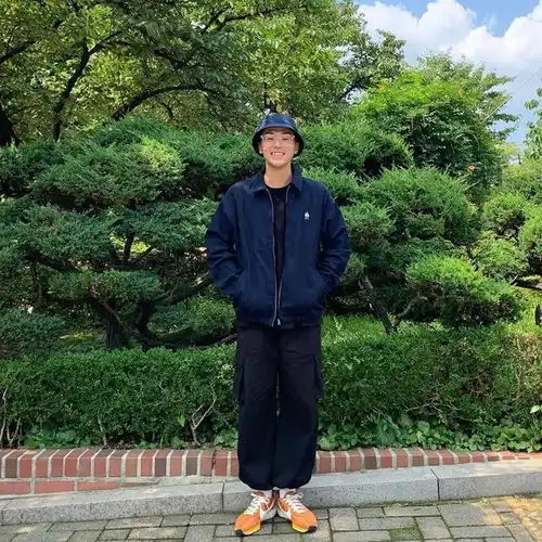 男生夏日清爽穿搭,一件t恤就能解决,穿搭很简单