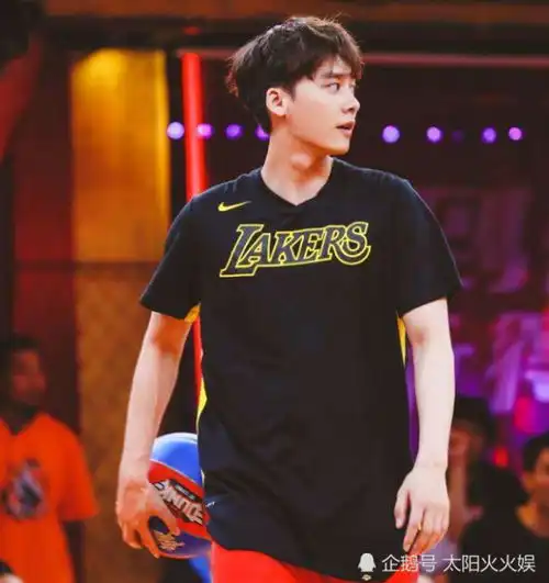 打篮球很厉害的5位明星,蔡徐坤小意思,最后一位还跟科比单挑过