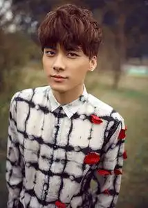 给几张适合当头像的李易峰照片