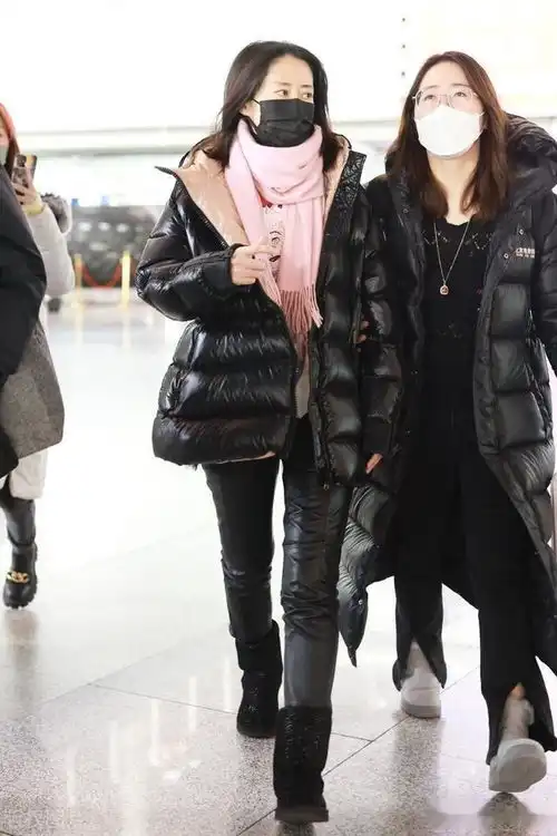 刘敏涛现身北京机场,黑色羽绒服,粉色围巾时尚保暖