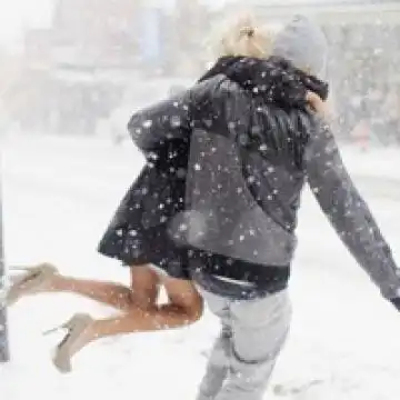 下雪天里的幸福恋人