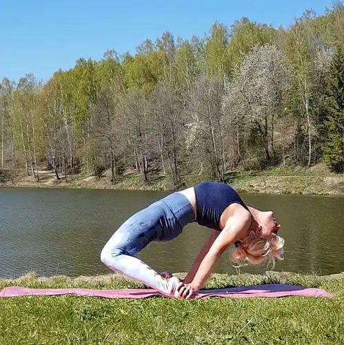 钟楚曦气质出众,穿黄色蕾丝纱裙满满少女感,腿长腰细尽显好身材