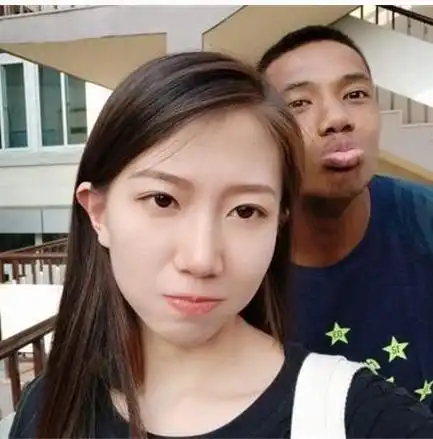 中国两位黑人篮球运动员不仅球打得好,中国女友也很漂亮