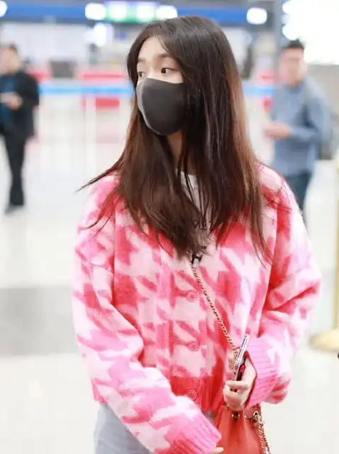林允到机场,穿粉色开衫搭破洞裤,这才是少女该有的打扮