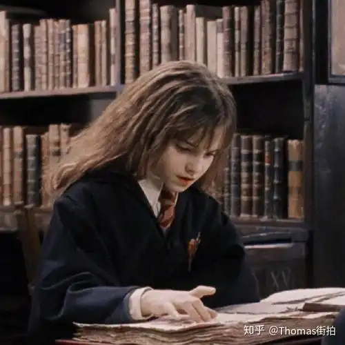 哈利波特系列电影里小萝莉艾玛,英伦风校服穿搭,俏皮又可爱