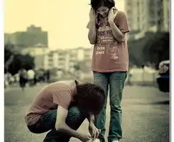 求一张图片男生为女生系鞋带的图片或者为女生洗脚的图片要的是qq头像哦