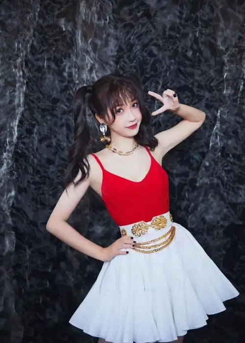虞书欣真讨人喜欢,穿吊带搭配半身裙好俏皮,扎双马尾似邻家妹妹