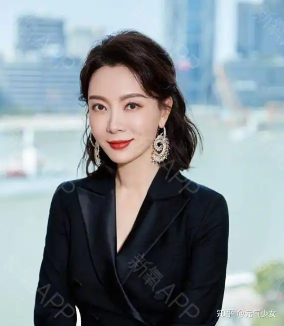 穿西装女生头像卡通陈数
