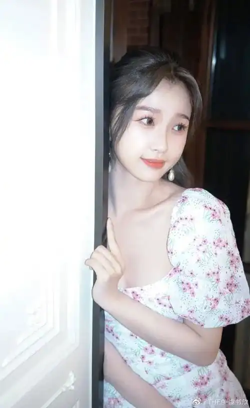 女星虞书欣晒庭院写真超美艳雪肤娇嫩太性感靓丽