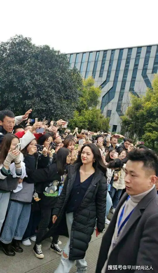 汤唯女神现身活动,高颜值搭配简约大方的穿搭,太惊艳了