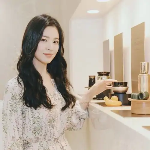 网曝双宋婚变,出席活动依旧不戴婚戒,一头长发尽显女性魅力