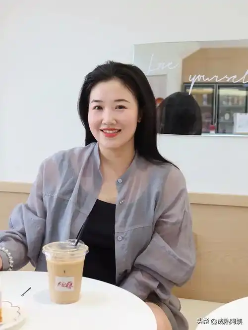 温柔美女笑靥如花,从容大方引人注目
