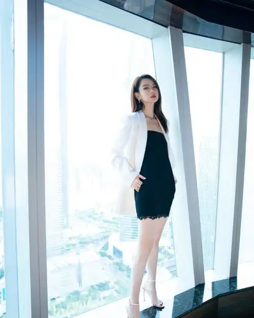 戚薇娇小身材也玩下身失踪宽松t恤当裙子穿,雪白肌肤好养眼