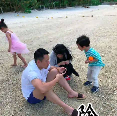 大s晒全家人游泳照,女儿水中欢脱可爱,汪小菲水中扎马步超稳