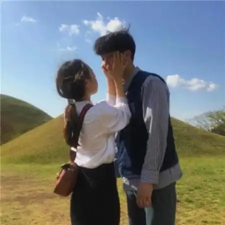 情侣头像甜甜的双人,我和你之间的距离只有一颗心