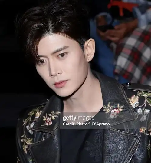 45岁刘涛对比44岁胡杏儿,骨相老去和皮相老去的差距一目了然