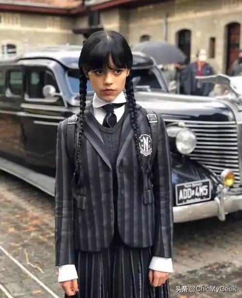 黑纱上身艳冠全场不愧是好莱坞新一代哥特女王