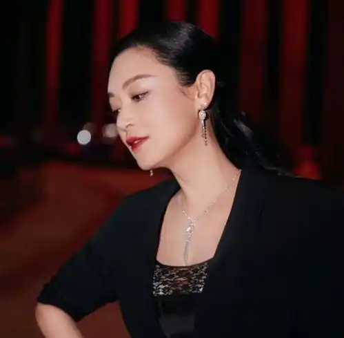 大陆第一美人陈红,甘愿为陈凯歌退居幕后,如今惊艳现身北影节