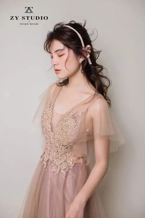 裸粉色系的少女
