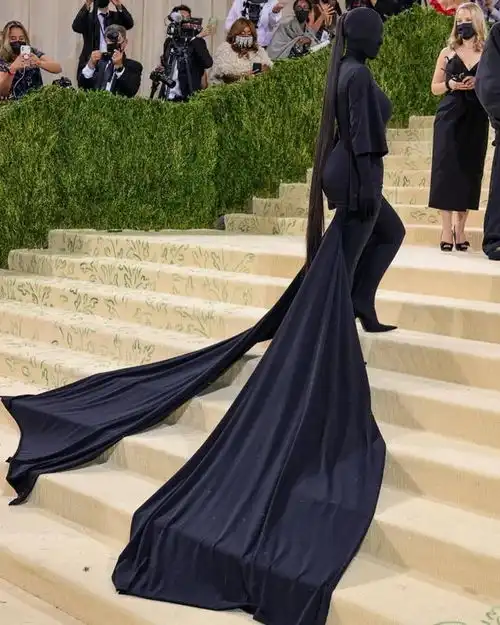 金卡戴珊穿蒙面黑色礼服,和设计师穿另类情侣装,太敢穿了