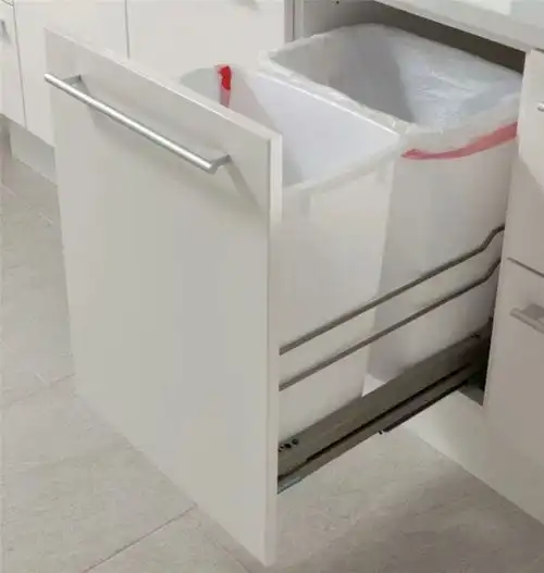 我就记得,我家橱柜内置垃圾桶有一次夏天好几天没倒,打开柜门时那小飞虫和异味扑面而来,到现在还有心理阴影