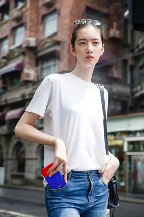 高级脸出街造势,cici项偞婧演绎清冷系女孩,带来吸睛高级的穿搭