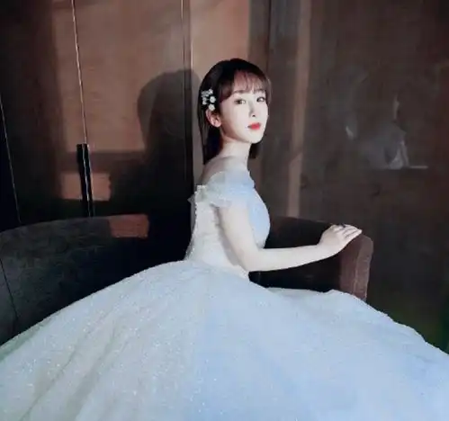 杨紫晒暴富耳钉,立接地气人设滤镜全无,团队到底能不能清醒