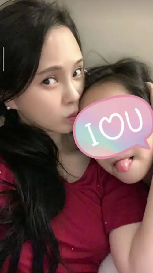 伊能静晒7岁女儿近照,米粒身高优越像爸爸,梨涡浅笑越来越漂亮