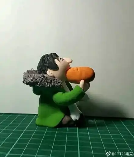 笑skr人王思聪吃热狗被美术生盯上,他最后悔的事估计就是买了那个热狗...